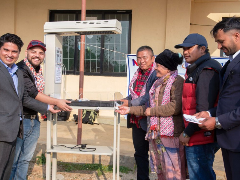 ज्योति विकास बैंकद्वारा नुवाकाेटकाे सामरी स्वास्थ्य चौकीलाई बेबी वार्मर प्रदान